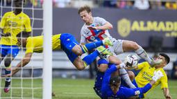 Pada menit ke-55, Frankie De Jong berhasil membawa Barcelona memimpin. (AP Photo/Jose Breton)