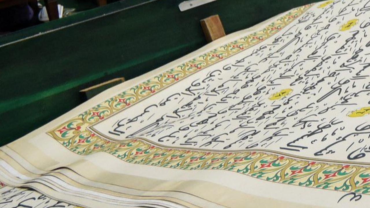 Alquran raksasa itu berukuran 142x210 cm. Sementara, beratnya mencapai 400 kg.&nbsp;Noly Falah/AFP