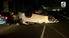 Sebuah mobil jenis SUV terguling di tol Jakarta-Tangerang. Diduga pengemudinya kaget karena disalib truk secara tiba-tiba