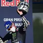 Maverick Vinales tetap gunakan masker ketika naik podium kedua MotoGP Jerez. (JAVIER SORIANO / AFP)