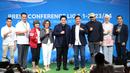 <p>Direktur Programming Surya Citra Media (SCM), Harsiwi Achmad, Ketua Umum PSSI, Erick Thohir (tengah) bersama Direktur Programming Surya Citra Media (SCM), Harsiwi Achmad dan Direktur Utama PT Liga Indonesia Baru (LIB), Ferry Paulus berfoto dengan perwakilan sponsor saat acara konferensi pers Liga 1 2023/2024 di SCTV Tower, Senayan, Jakarta Pusat, Kamis (15/6/2023). (Bola.com/Bagaskara Lazuardi)</p>