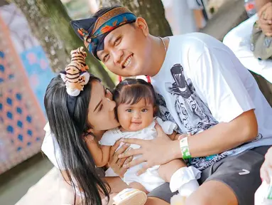 Denny Caknan dan Bella Bonita tampak begitu menikmati waktu bersama buah hati mereka di sebuah Taman Safari. Sebagai sebuah penyanyi yang sedang populer, pelantun lagu "Kartonyono Medot Janji" ini memang selalu punya waktu untuk keluarga di tengah kesibukannya. Tidak jarang dirinya mengunggah potret kebersamaanny dengan keluarga di media sosial Instagram. (Liputan6.com/IG/@denny_caknan)