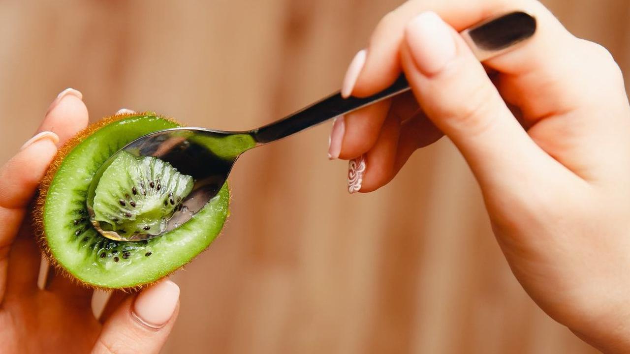7. Kiwi: Nutrisi Padat dalam Kalori Rendah