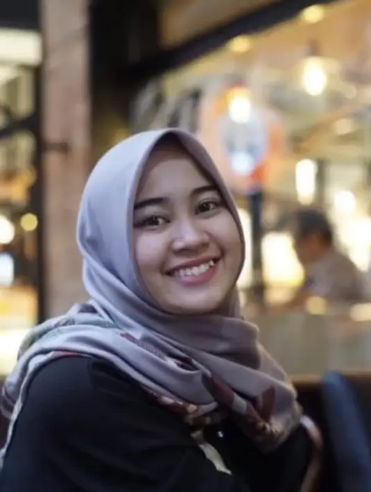 Tak seperti Aldi Taher, Salsabillih dikenal rendah hati dan tak pernah mencolok. Bahkan dari segi penampilan, wanita 24 tahun ini tak pernah mengunggah pakaian yang nyentrik. Namun yang pasti, Salsabillih konsisten mengenakan hijabnya. (Liputan6.com/IG/salsabillih06)