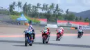 <p>Pembalap Yamaha Racing Indonesia, Wahyu Nugroho (kiri) memimpin balapan Race 1 SS600 Asia Road Racing Championship (ARRC) Mandalika 2025 di Sirkuit Internasional Mandalika, Lombok, Nusa Tenggara Barat, Sabtu (30/08/2025). (Bola.com/Bagaskara Lazuardi)</p>