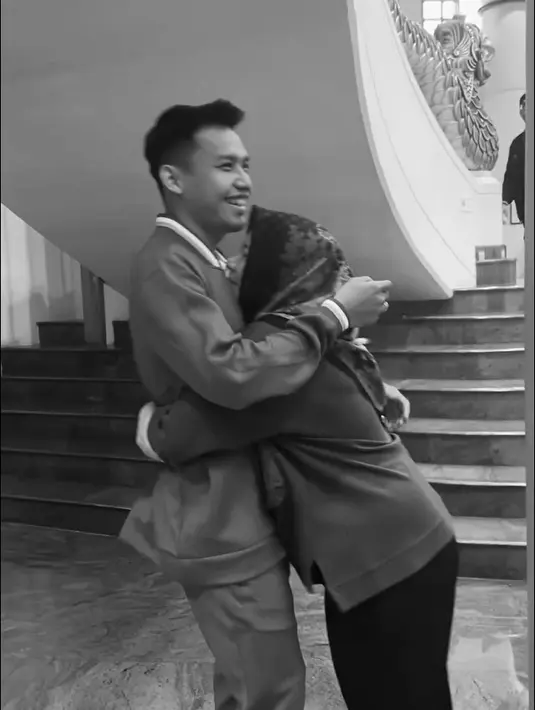 Demi ikut membela negara, Witan harus meninggalkan sang istri yang tengah hamil besar. Kehamilan istri Witan memasuki trimester ketiga. [Instagram/rismahanisulaiman_]