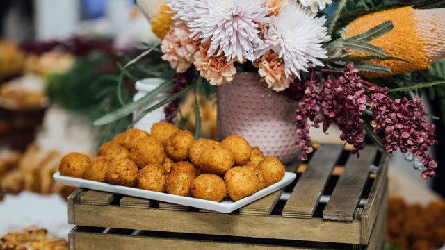 Ilustrasi Bola-Bola Ayam