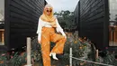Mengenakan hijab, tidak membuat Tengku Syaira Anataya kehilangan gaya fashionnya lho. (FOTO: instagram.com/osnapitzcha/)