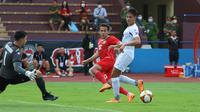 Pemain Timnas Indonesia U-23, Egy Maulana Vikri&nbsp;memberikan asis untuk gol pertama&nbsp;yang dicetak oleh Muhammad Ridwan&nbsp;saat laga lanjutan Grup A SEA Games 2021 antara Timnas Filipina melawan Timnas Indonesia di Stadion Viet Tri, Phu Tho, Vietnam, Jumat (13/05/2022). (Bola.com/Ikhwan Yanuar)