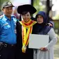 Teguh Suparman, satpam UGM yang mengantarkan anaknya wisuda gelar doktor. (dok. Humas UGM Yogyakarta)