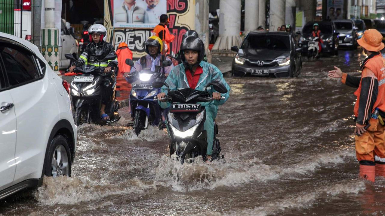FOTO: Banjir Rendam Jalanan di Kawasan Cipulir usai Hujan Lebat Guyur Jakarta Sejak Siang