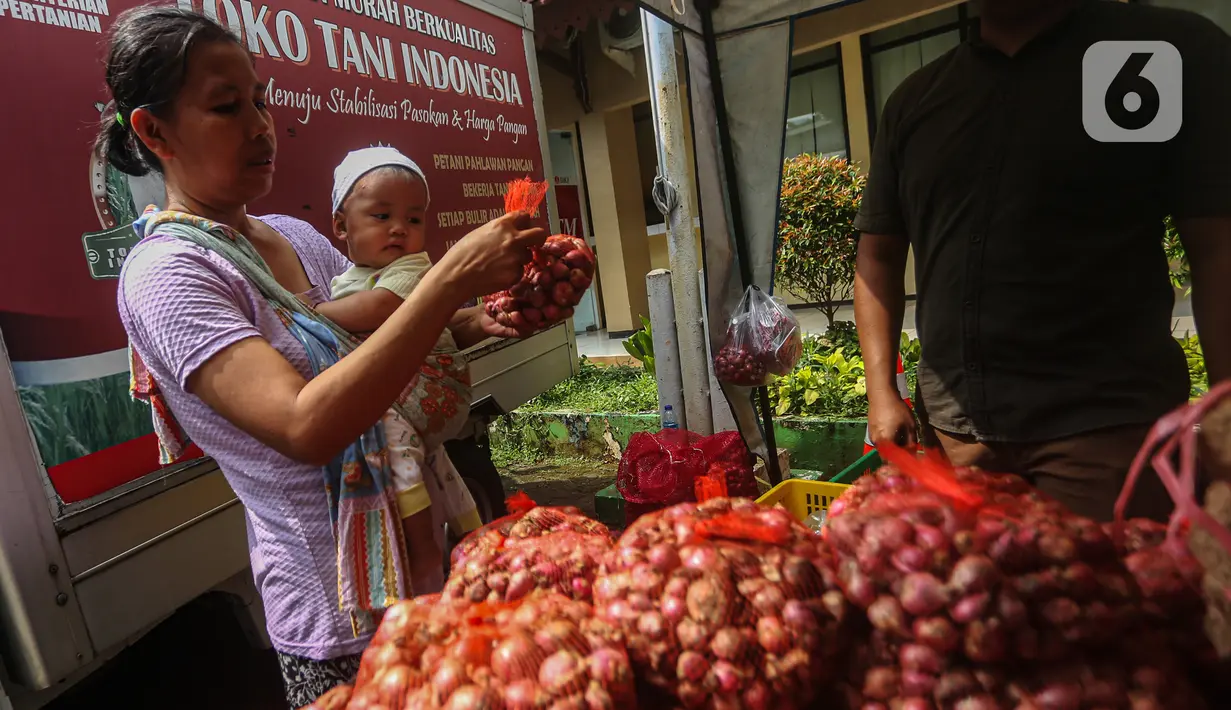 Merujuk data Panel Harga Bapanas, Senin (6/5) siang, harga bawang merah secara rata-rata nasional turun 0,74 persen, namun harganya masih cukup tinggi yakni mencapai Rp 49.960 per kg. (Liputan6.com/Angga Yuniar)