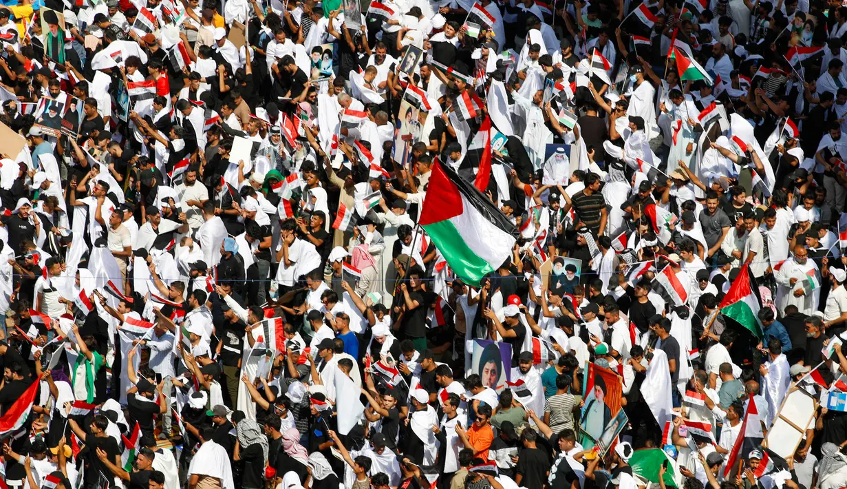 Para pengunjuk rasa berkumpul di Lapangan Tahrir selama demonstrasi anti-Israel di Baghdad pada 13 Oktober 2023. (Ahmad Al-rubaye/AFP)