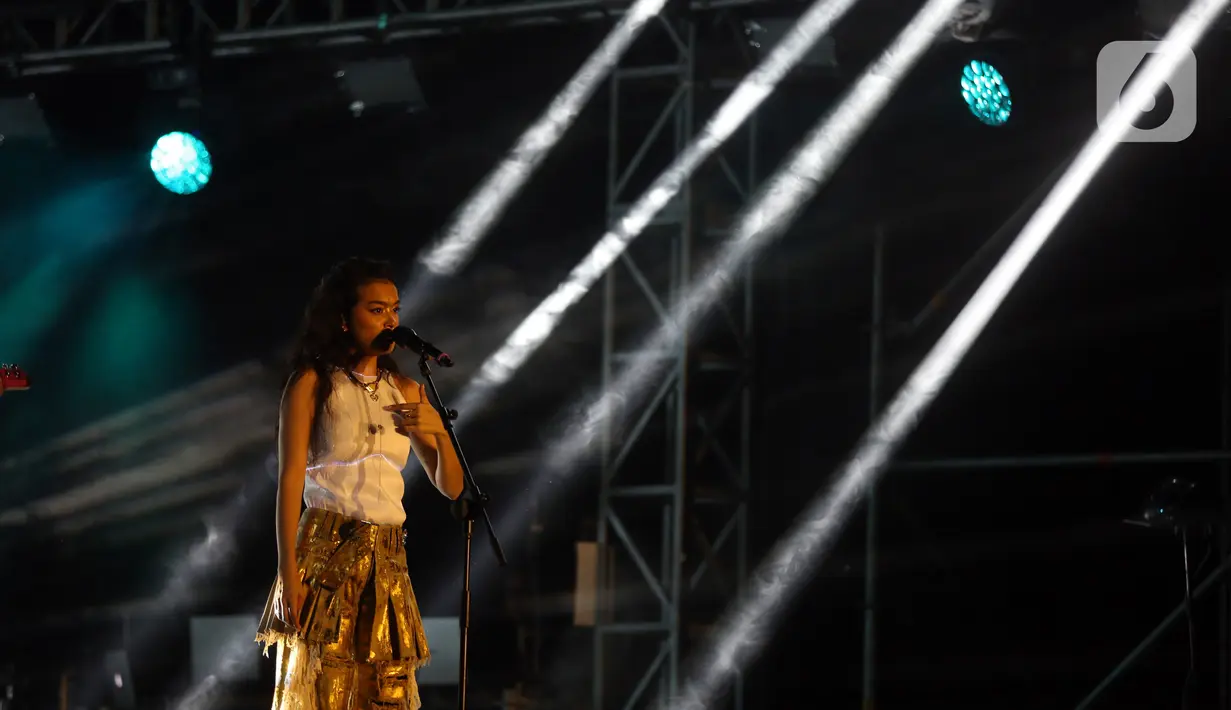 "Dua minggu yang lalu, gua baru aja rilis album aku. Tiga lagu pertama tadi bisa kalian denger di album baru aku, ya," tutup Eva. (Liputan6.com/Johan Tallo)