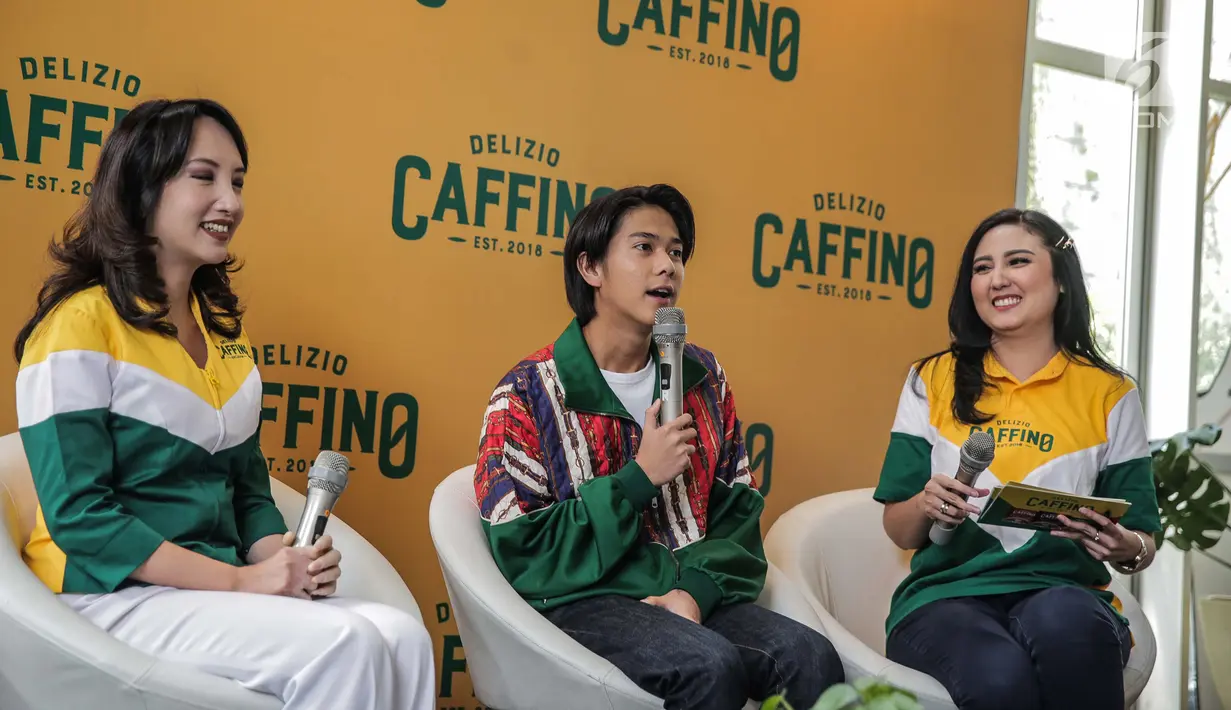 Aktor muda Iqbaal Ramadhan (tengah) dan CEO PT Sumber Kopi Prima, Ihsan Mulia Putri (kiri) memberikan keterangan saat launching Kopi Caffino di kawasan Jakarta, Selasa ( 9/7/2019). Caffino menggandeng aktor sekaligus musisi muda, Iqbaal Ramadhan sebagai brandambassador. (Liputan6.com/Faizal Fanani)