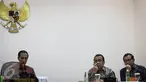 Presiden Jokowi (kiri) saat memimpin rapat terbatas di Kantor Presiden, Jakarta, Selasa (29/3/2016). Rapat membahas percepatan pembangunan Light Rail Transit (LRT) di Jabodetabek dan Palembang dalam rangka Asian Games ke-18. (Liputan6.com/Faizal Fanani)