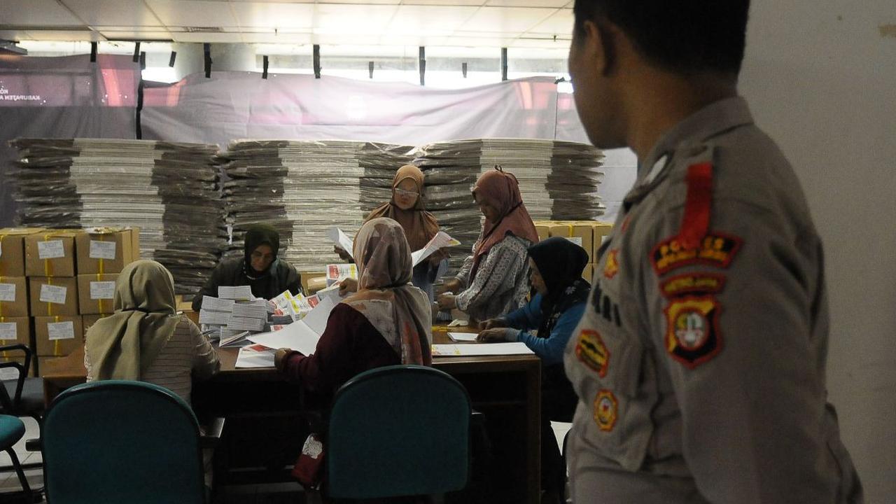 Menjelang pelaksanaan Pemilu 2024, sejumlah pekerja tampak sibuk menyortir dan melipat surat suara di Gedung Mitra Praja, Sunter, Jakarta Utara, Jumat (5/1/2024). Surat suara yang dilipat merupakan surat suara DPR RI untuk Pemilu 2024 di Kepulauan Seribu.