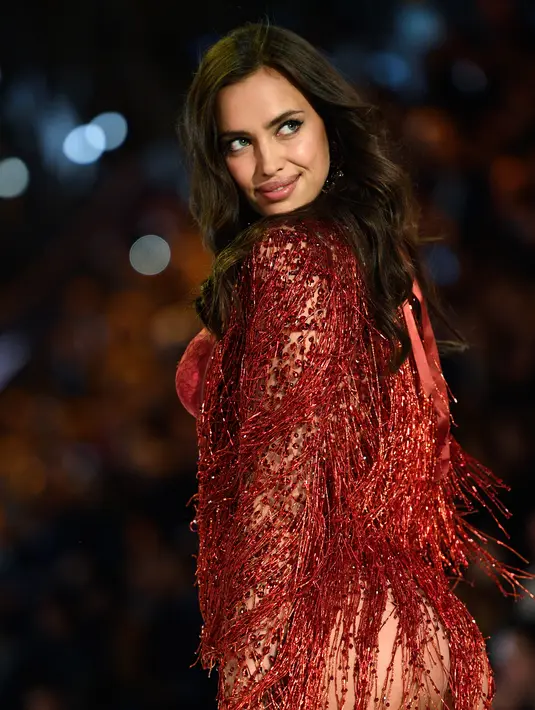 Penampilan memukau model asal Rusia, Irina Shayk di runway fashion show Victoria's Secret di Paris, Rabu (30/11).  Anak dalam kandungan Irina itu pun akan menjadi yang pertama baginya dan Bradley yang berkencan sejak May 2015. (Martin BUREAU/AFP)