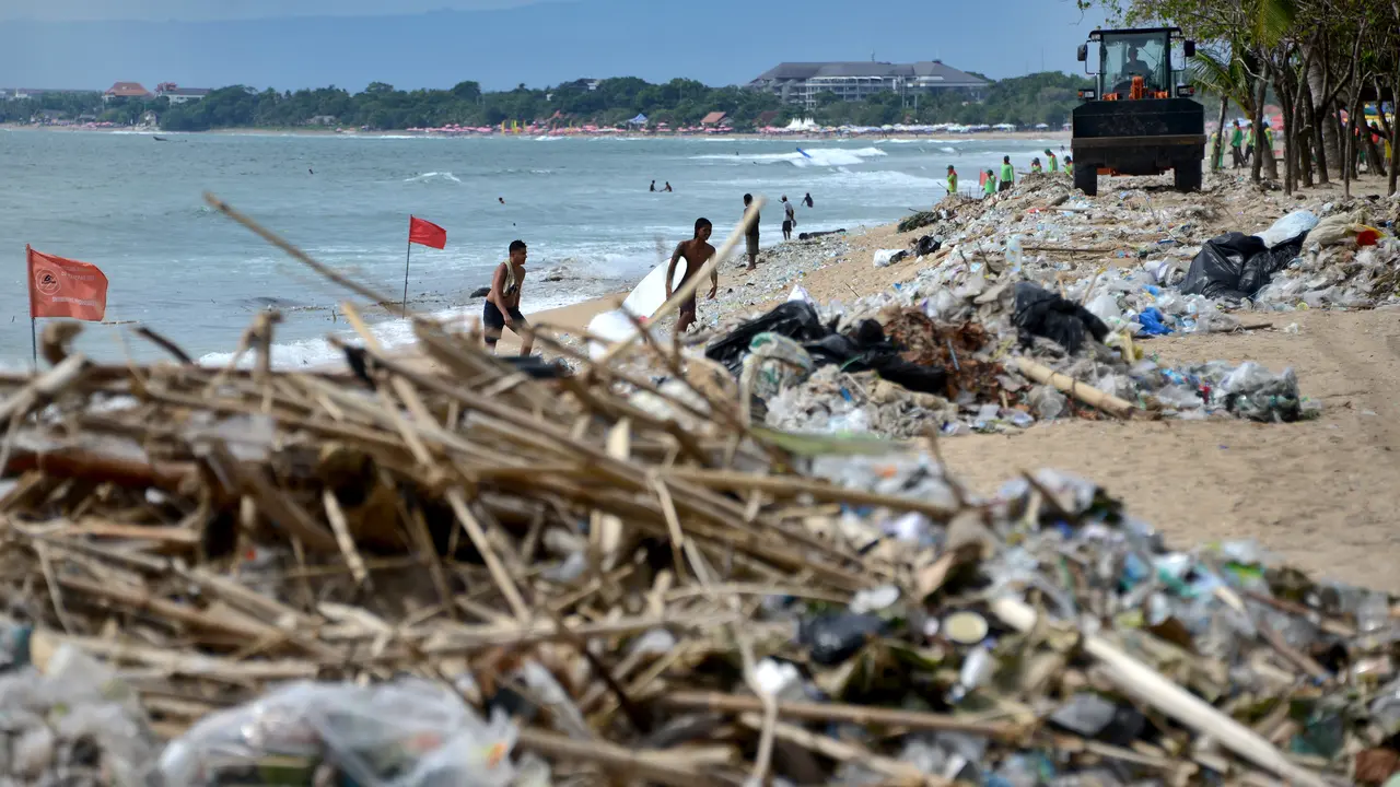 Bersih-Bersih Pantai Kuta yang Penuh Sampah