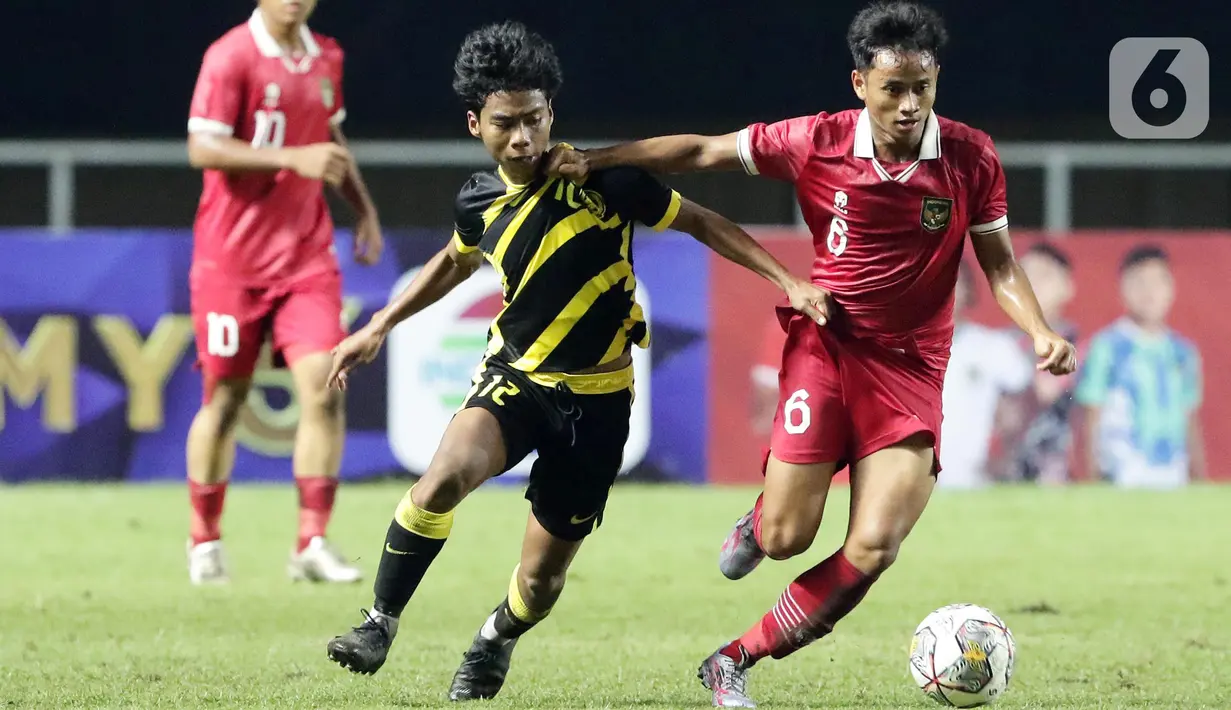Pemain Timnas U-17 Indonesia, M Hanif Ramadhan (kanan) berebut bola dengan M Anjasmirza (Malaysia U-17) pada laga terakhir Kualifikasi Grup B Piala Asia U-17 2023 di Stadion Pakansari, Kab. Bogor, Jawa Barat, Minggu (9/10/2022). Timnas U-17 Indonesia tampak kesulitan saat melakoni laga penting melawan Malaysia U-17 dan sudah kebobolan ketika laga baru berjalan 18 menit. (Liputan6.com/Helmi Fithriansyah)