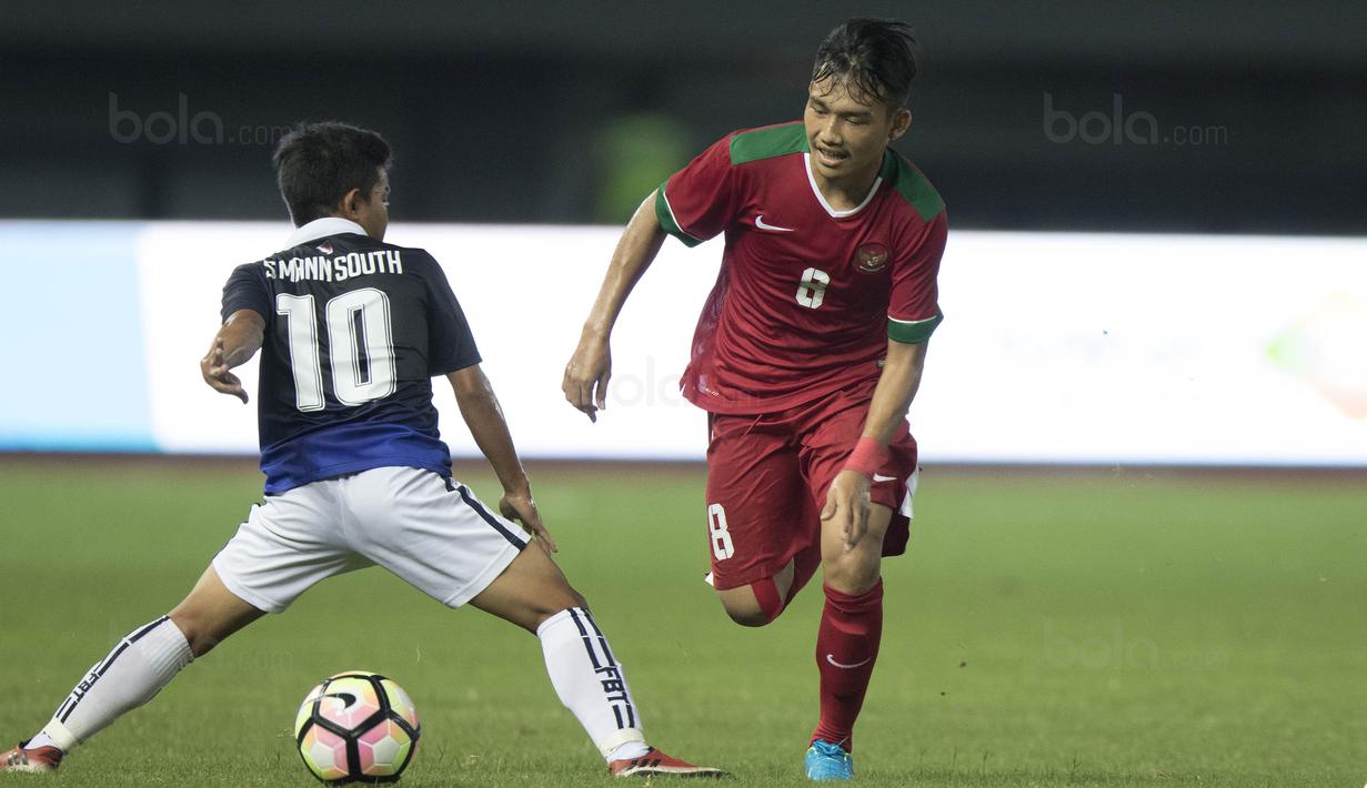 Gelandang Timnas Indonesia U-19 Witan Sulaiman saat Indonesia U-19 menjamu Kamboja U-19 di Stadion Patriot, Bekasi, (4/10/2017)