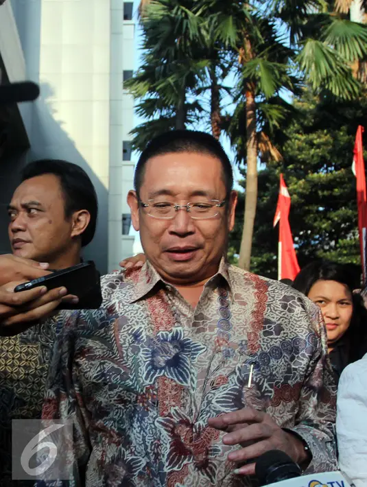 Anggota DPR Komisi III Fraksi Gerindra Wihadi Wiyanto memberi keterangan usai diperiksa, Gedung KPK, Jakarta, (18/8). Diperiksa dalam kasus suap pengurusan anggaran di DPR untuk alokasi Provinsi Sumbar pada APBN-P tahun 2016. (Liputan6.com/Helmi Afandi)