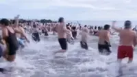 Warga New York merayakan hari pertama tahun 2016 dengan berenang beramai-ramai di sebuah pantai.