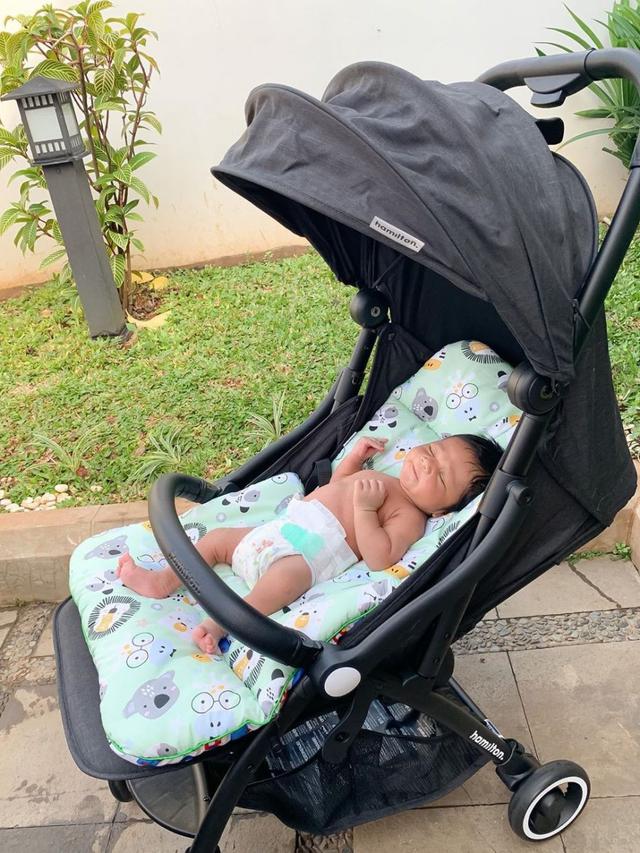 6 Gaya Bayi Seleb saat Berjemur, Lucu dan Menggemaskan