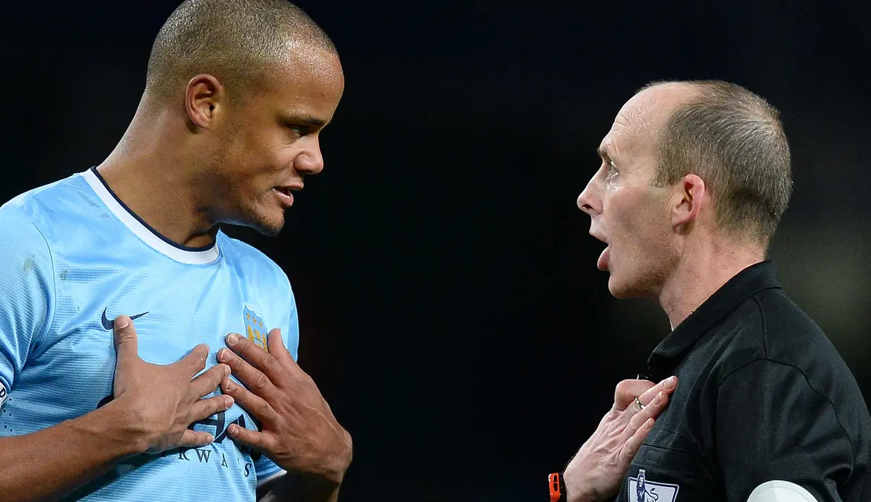 Manchester City tidak pernah terlihat cukup kuat dalam pertahanannya tanpa Kompany. Kepemimpinannya dan kualitas organisasinya memimpin sebuah tim membuatnya pada level kapten yang disegani di era Liga Inggris. (Foto: AFP/Andrew Yates)