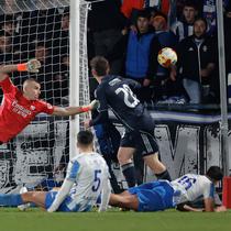 Aksi penyelamatan Andriy Lunin dalam laga Copa del Rey antara Talavera vs Madrid, Kamis (18/12/2025). (AP Photo/M. Berengui)