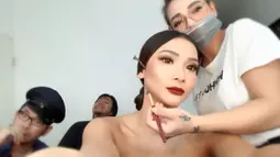 Mey Chan dikenal dengan gayanya yang casual dan santai. Namun, pada beberapa kesempatan, Mey Chan juga tampak anggun dengan makeup tebal. (Liputan6.com/IG/@ditaofficial.id).