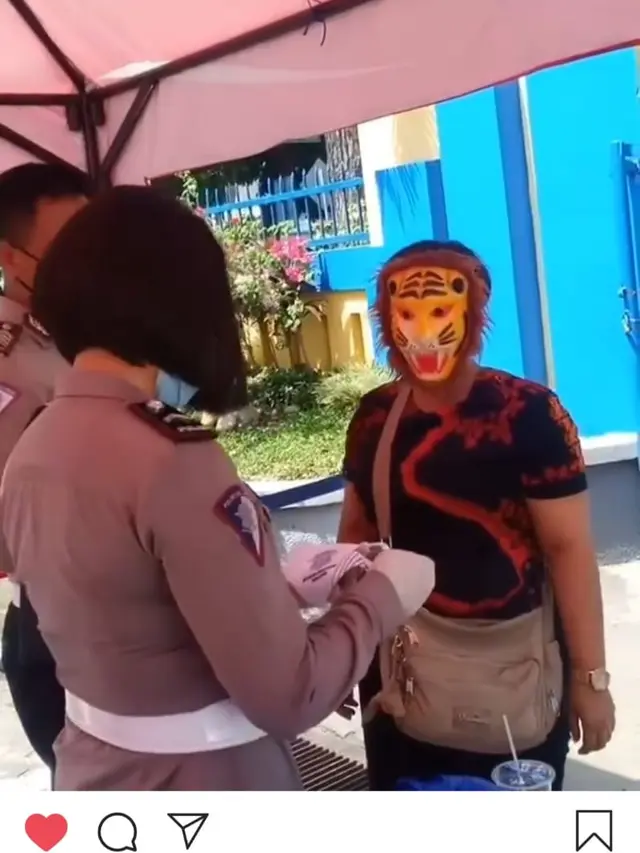 Video viral emak-emak pakai topeng sebagai pengganti masker