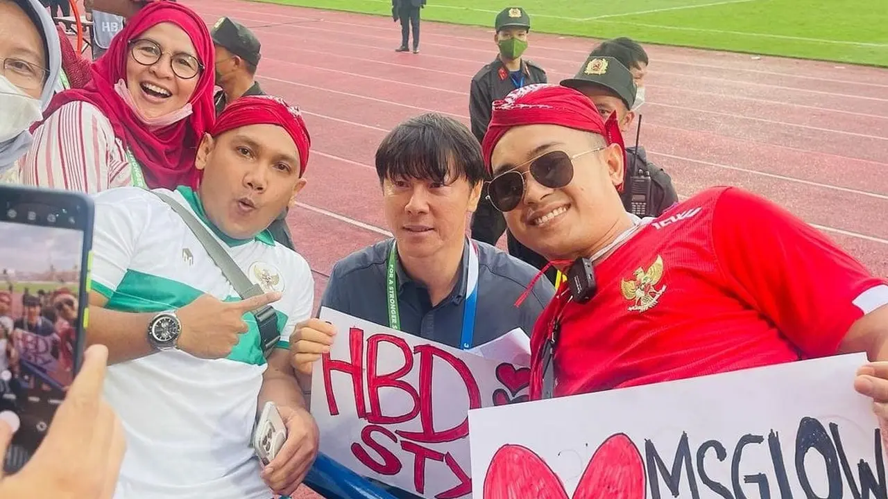 Pelatih Timnas Indonesia U-23, Shin Tae-yong dan para suporter