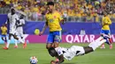 Pemain Kolombia Luis Suarez dihadang pemain Ghana Derrick Luckassen selama pertandingan babak 32 besar Piala Dunia FIFA 2026 antara Kolombia dan Ghana di Stadion Kansas City di Kansas City, Missouri, Jumat (03/07/2026). (AFP/ Getty Images/ David Ramos)