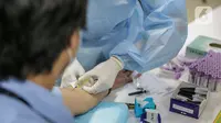Petugas medis saat diperiksa dengan metode Tes serologi virus Corona COVID-19 di RS Siloam Kebon Jeruk, Jakarta, Selasa (11/8/2020). Cara mendeteksinya dilakukan dengan mengambil darah pasien dan dimasukkan ke tabung darah untuk diproses di laboratorium. (Liputan6.com/Faizal Fanani)