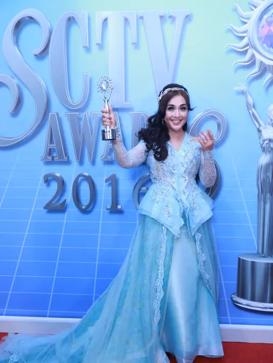 "Aku nggak sempet nyusul speech yang bagus. Jadi saya fikir terima kasih untuk Allah, orang tua saya, terima kasih untuk SCTV, terima kasih untuk support dan doanya," tambahnya. (Adrian Putra/Bintang.com)