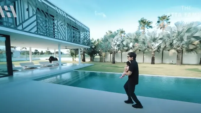 Atta Halilintar menunjukkan villa yang ditempatinya di Bali. (Foto: YouTube/AH)