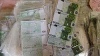 Uang Euro yang dipalsukan Tebuli Lendo setara dengan Rp 4,4 miliar, Jakpus, Senin (19/5/2014) (Liputan6.com/Faizal Fanani)
