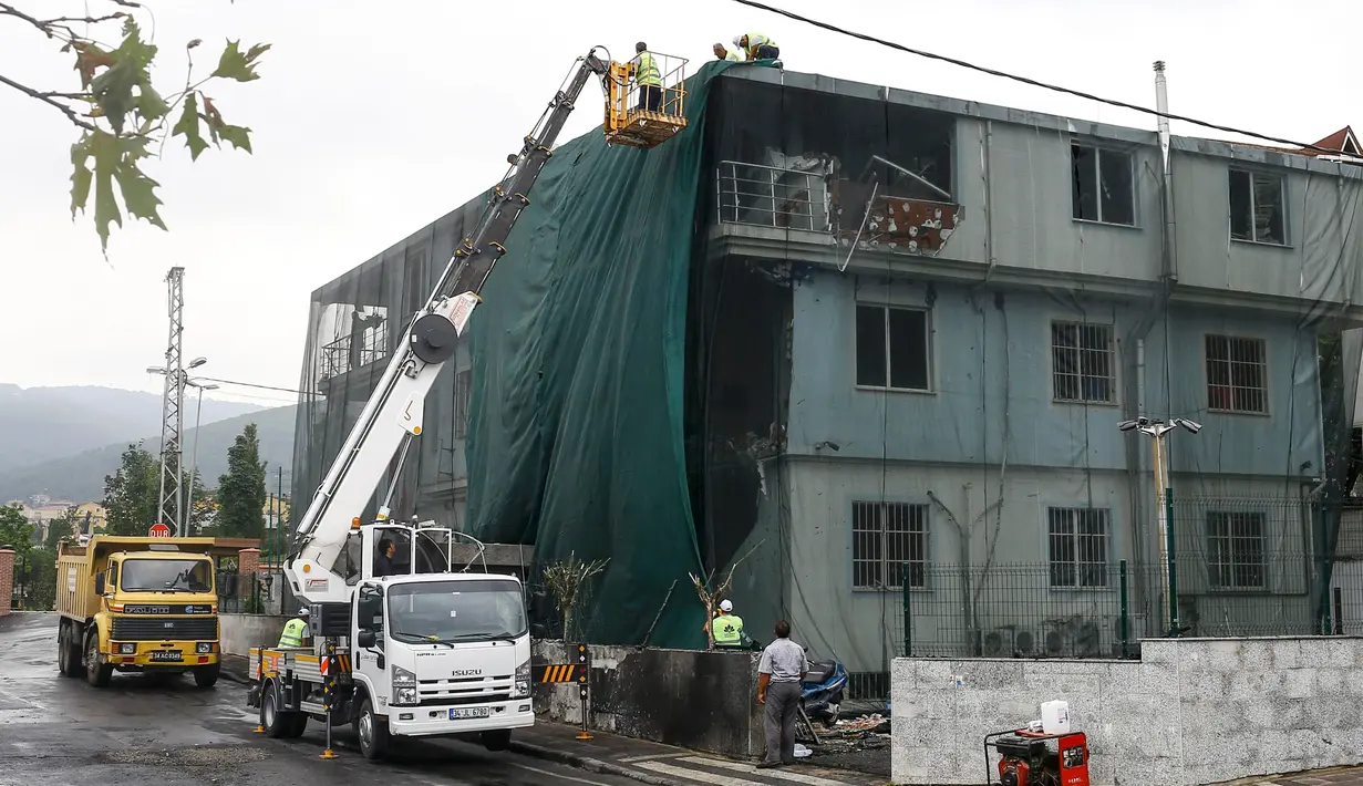 Petugas memeriksa kantor polisi usai diserang bom, Istanbul, Turki, Senin (10/8/2015). Sebuah truk bermuatan bahan peledak membombardir kantor polisi yang melukai tiga anggota dan tujuh warga sipil. (REUTERS/Huseyin Aldemir)
