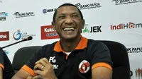 Pelatih Perseru, Putu Gede, tak sabar merasakan tekanan Aremania. (Bola.com/Iwan Setiawan)