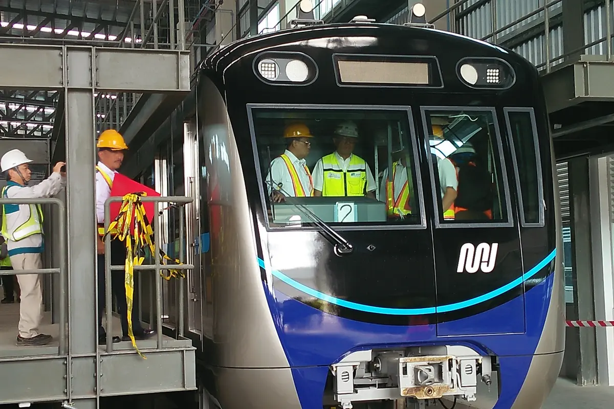 Menteri Perhubungan Budi Karya Sumadi meninjau proyek pembangunan MRT di Depo Lebak Bulus, Jakarta Selatan. (Dwi Aditya Putra/Merdeka.com)