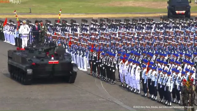 Presiden Jokowi mengecek pasukan dengan menaiki tank saat memimpin Upacara HUT ke-78 TNI.