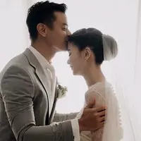 Tepat pada hari raya umat Islam merayakan hari Idul Adha, pemeran Dion Wiyoko melepas masa lajangnya. Pemberkatan Dion dan Fiona Fiona Anthony dimulai pukul 12.00 WITA di Gereja Santo Fransiskus Xaverius, Denpasar, Bali. (Instagram/mrmrswiyoko)