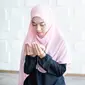 Ilustrasi Muslimah Berdoa Credit: shutterstock.com