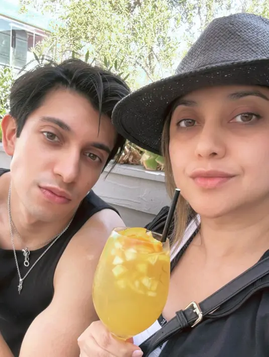 Diakhir keterangannya, ia menyarankan bila ada no yang mengaku sebagai Sarah Albany atau Sarah Azhari agar langsung di block. [Instagram/sazarita]