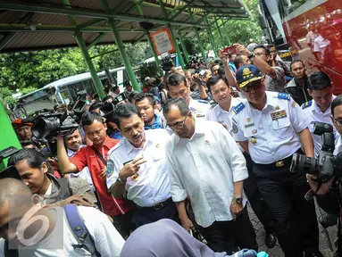 Menteri Perhubungan Budi Karya meninjau fasilitas Integrasi Moda Transportasi di Stasiun Gambir, Jakarta, Minggu (16/10). Budi meninjau fasilitas transportasi yang ramah disabilitas (Liputan6.com/Faizal Fanani)