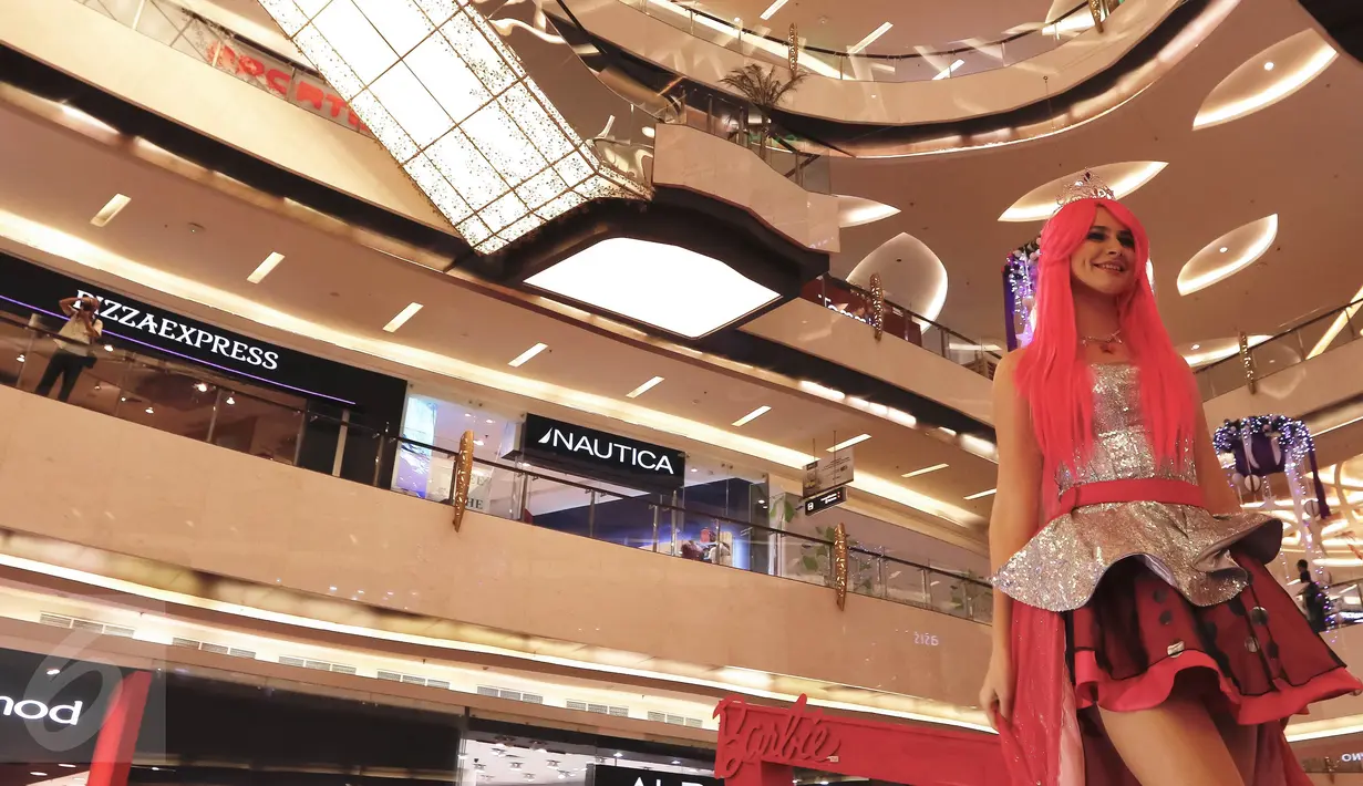 Seorang wanita cantik berkarakter Barbie berjalan di pusat perbelanjaan Lippo Mall Kemang, Jakarta, Sabtu (19/12). Karakter Barbie dihadirkan mengisi liburan sekolah dan Natal dengan berbagai kegiatan menarik (Liputan6.com/Fery Pradolo)