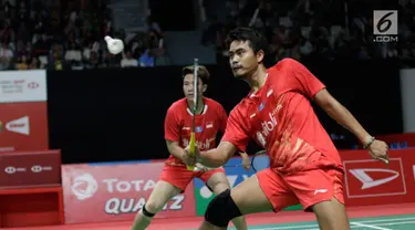 Pasangan Indonesia, Tontowi Ahmad/Lilyana Natsir saat melawan wakil India, Pranaav Jerry Chopra/Reddy N. Sikki pada Indonesia Masters 2019 di Istora Senayan, Jakarta, Selasa (22/1). Indonesia menang 21-15 21-15. (Bola.com/M Iqbal Ichsan)