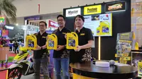 PT Autochem Industry merilis pelumas mesin Prestone SAE 5W-30 API SN ILSAC GF-5 di ajang Gaikindo Indonesia International Auto Show (GIIAS) 2023. (Septian/Liputan6.com)