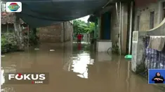 Meluapnya kali ciliwung membuat air perlahan tapi pasti masuk ke permukiman terdekat dengan pinggir sungai tersebut dan terus meninggi.